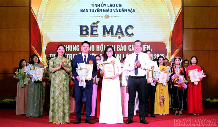 Ban Tổ chức trao giải Nhì cho thí sinh Bùi Minh Đức và thí sinh Đỗ Thị Thu Hằng.