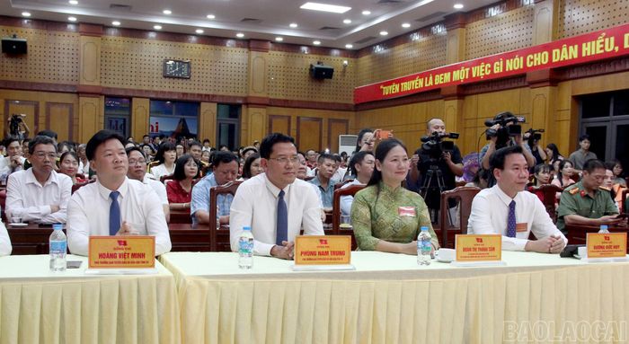 Các đại biểu dự lễ bế mạc.