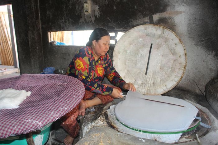 Bà Võ Thị Hòa (khu phố Phú Thịnh) tráng bánh thủ công