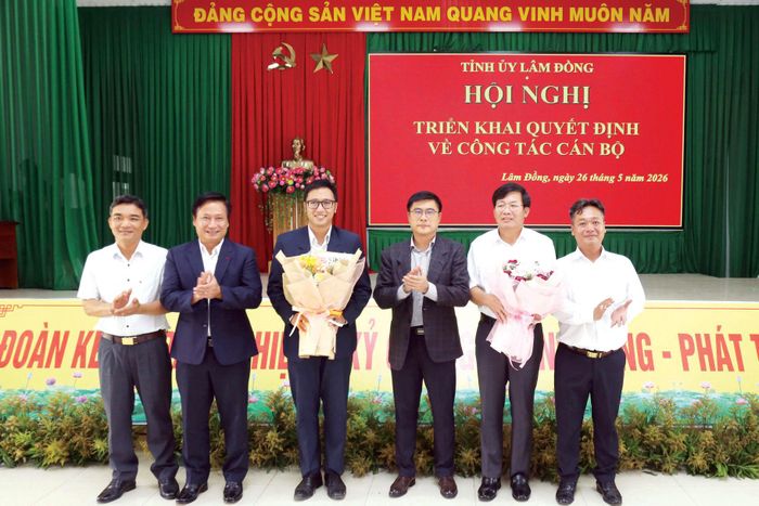 Chánh Văn phòng Tỉnh ủy Nguyễn Khắc Bình và Phó Trưởng ban Thường trực Ban Tổ chức Tỉnh ủy Trần Văn Nam tặng hoa chúc mừng các đồng chí được điều động, bổ nhiệm ở xã Ninh Gia