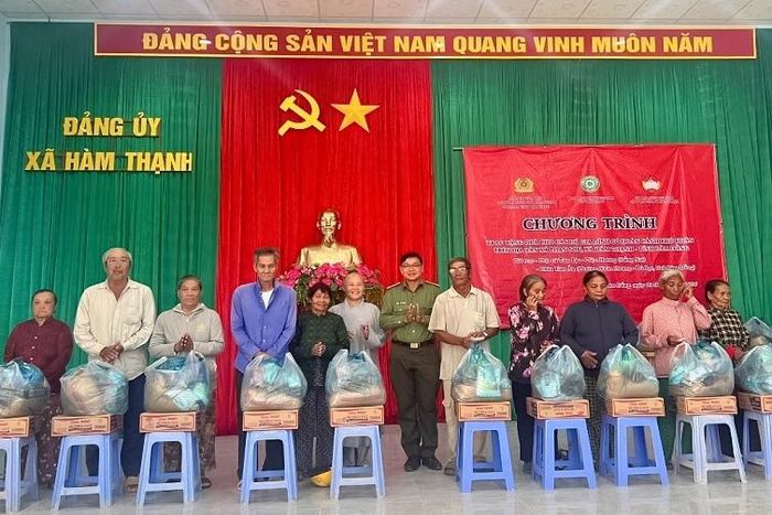 Trao tặng quà tại xã Hàm Thạnh