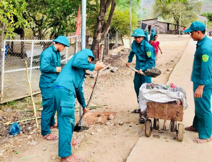 Các chiến sĩ dựng cột đèn năng lượng mặt trời.