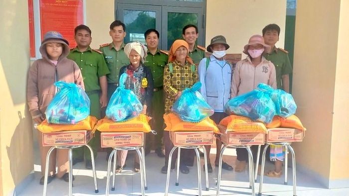 Từng phần quà được trao đến tay người dân