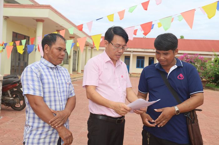 Cán bộ Phòng Giao dịch Ngân hàng Chính sách xã hội Krông Nô thông tin sâu hơn về các chương trình tín dụng chính cho bà con trên địa bàn.