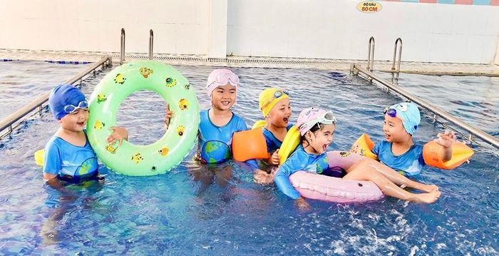 Trẻ tại Trường Mầm non Bá Thiên thích thú học bơi.