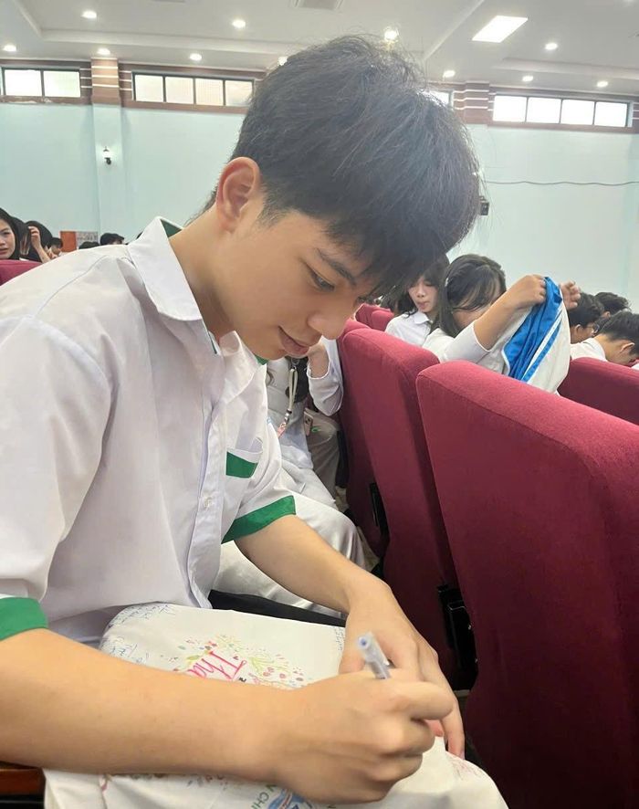 Em Nguyễn Hồng Việt ký áo tặng bạn ngày Tổng kết năm học