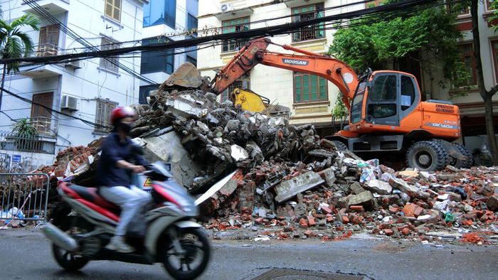 Máy xúc cũng đã tiến hành phá dỡ nhiều căn nhà.