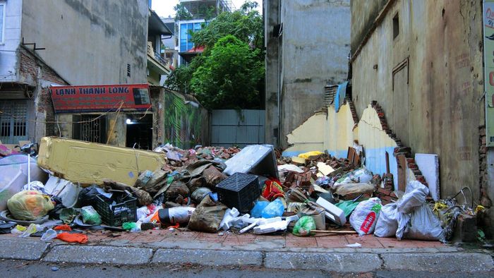 Nhiều người dân mong chờ dự án cải tạo mở rộng ngõ 381 Nguyễn Khang sớm hoàn thành, khắc phục điểm đen ùn tắc tồn tại nhiều năm tại đây.