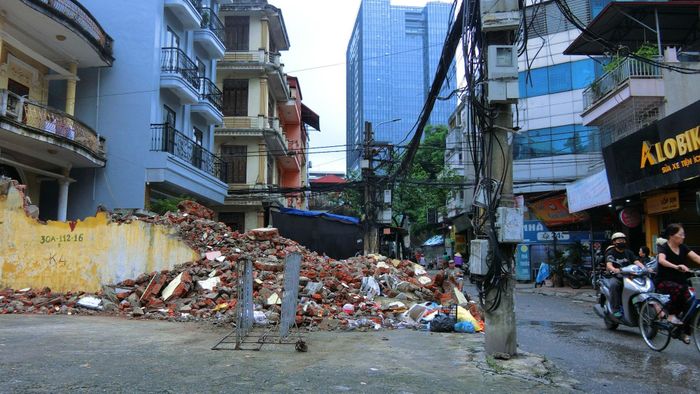 Sau khi hoàn thành việc cải tạo, mở rộng ngõ 381 Nguyễn Khang thông từ phố Thành Thái đến cầu Yên Hòa bắc qua sông Tô Lịch, sẽ tạo nên trục kết nối giữa đường Vành đai 2, 2,5 và 3.