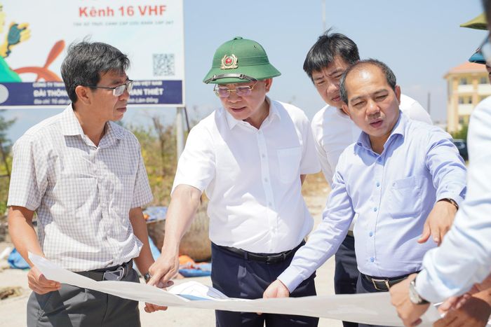Ủy viên Ban Chấp hành Trung ương Đảng, Phó Bí thư Tỉnh ủy, Chủ tịch UBND tỉnh Hồ Văn Mười kiểm tra thực địa, nắm bắt Dự án Đường ven biển phía Đông Lâm Đồng 