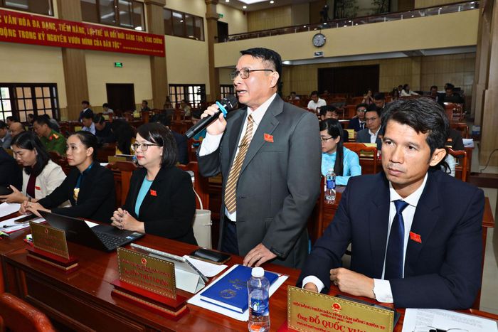 Các đại biểu phát biểu ý kiến tại phiên thảo luận sáng 2/7