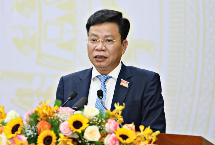 Đồng chí Lưu Văn Trung, Phó Bí thư Tỉnh ủy, Chủ tịch HĐND tỉnh gợi ý các nội dung để các đại biểu tập trung thảo luận tại kỳ họp