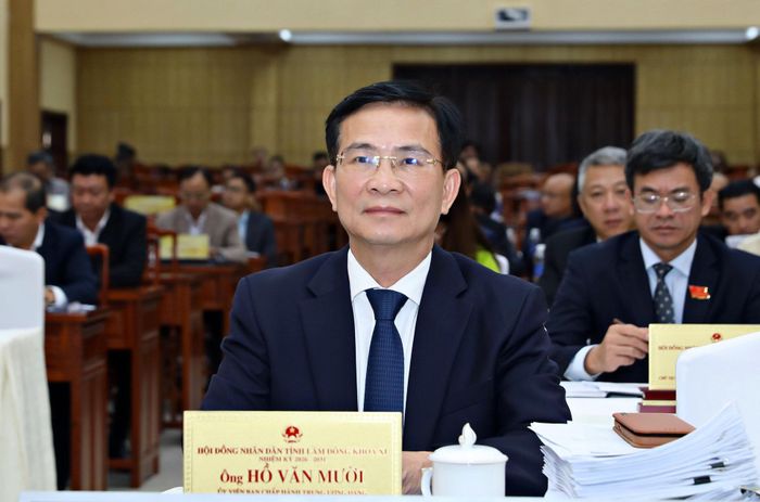 Đồng chí Hồ Văn Mười, Ủy viên Ban Chấp hành Trung ương Đảng, Phó Bí thư Tỉnh ủy, Chủ tịch UBND tỉnh Lâm Đồng dự kỳ họp