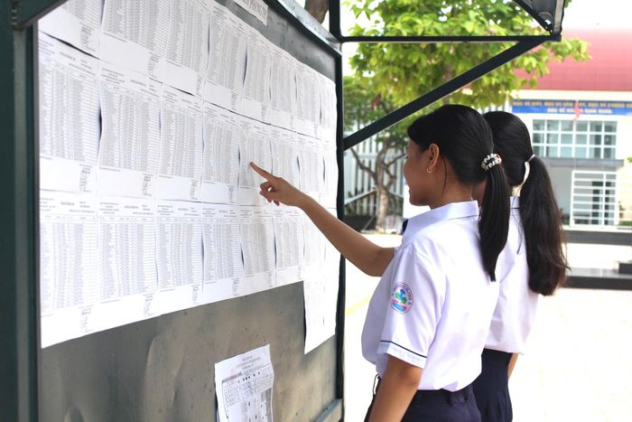 Thí sinh tại Điểm thi Trường THPT Phan Bội Châu - Phan Thiết xem phòng thi, số báo danh