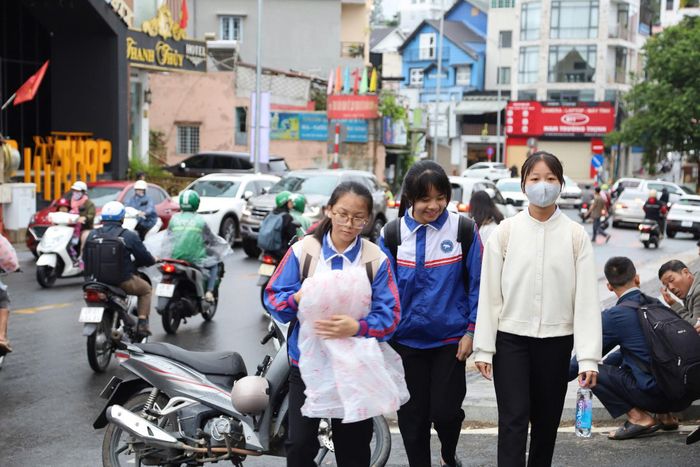 Thí sinh dự thi tại Điểm thi THCS Nguyễn Du, phường Xuân Hương - Đà Lạt