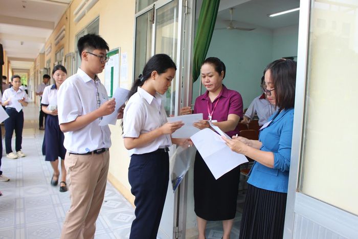 Giám thị gọi tên thí sinh vào phòng thi