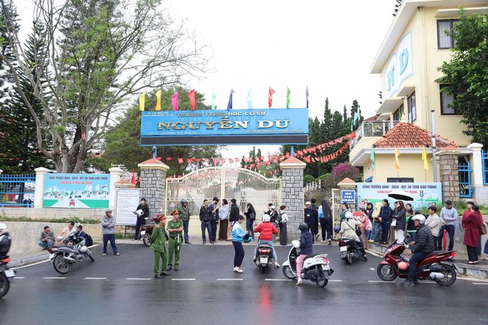 Tại Điểm thi THCS Nguyễn Du (phường Xuân Hương - Đà Lạt)
