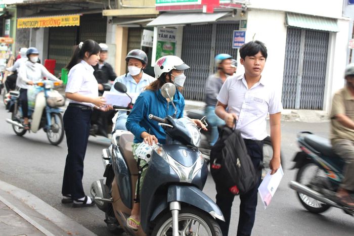 Phụ huynh đưa đón thí sinh dự thi
