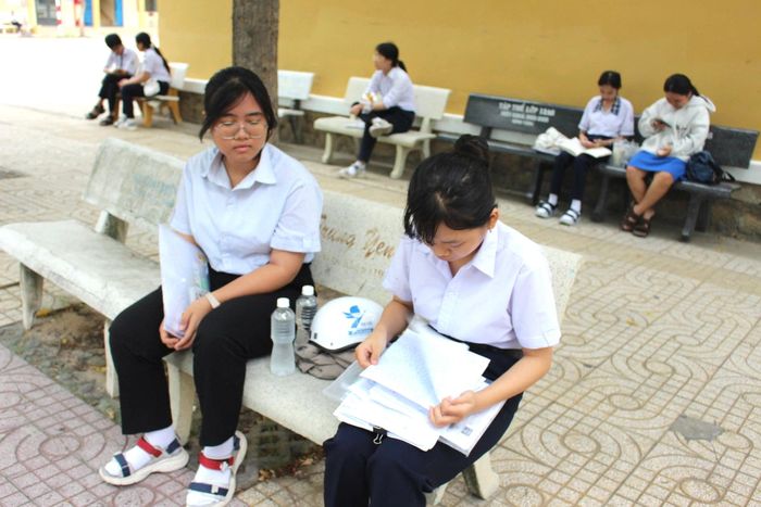 Thí sinh tranh thủ ôn bài