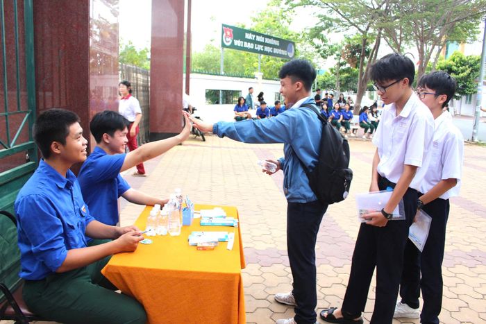 Thanh niên tình nguyện hỗ trợ nước cho thí sinh