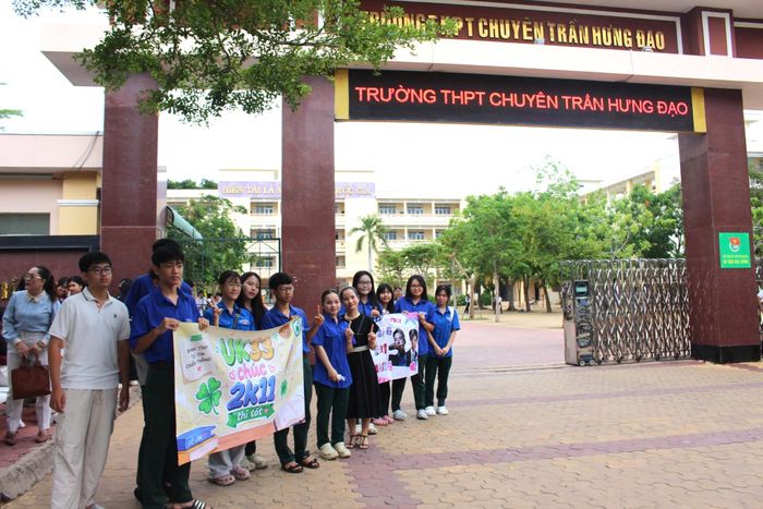 Lực lượng đoàn viên, thanh niên tình nguyện động viên tinh thần thí sinh