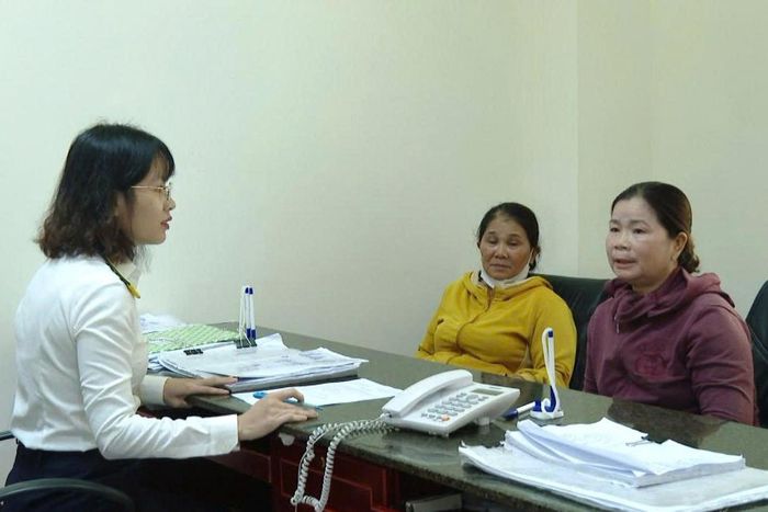 Cán bộ Thuế cơ sở 9 hỗ trợ hộ kinh doanh kê khai thuế