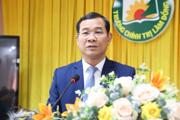 Phó Hiệu trưởng Trường Chính trị tỉnh Lâm Đồng Dụng Văn Duy phát biểu khai mạc hội thảo