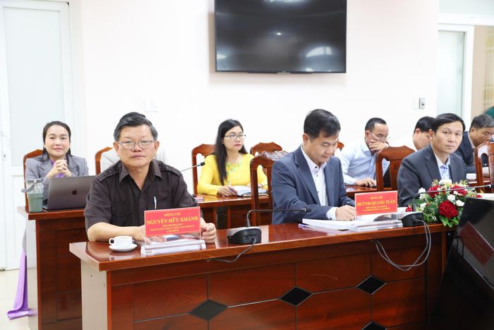 Các đồng chí: Huỳnh Quang Tuấn, Phó Chánh Văn phòng Tỉnh ủy; Nguyễn Hữu Khánh, Phó Trưởng Ban Tuyên giáo và Dân vận Tỉnh ủy Lâm Đồng cùng các đại biểu tham dự
