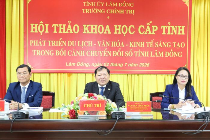 Các đại biểu chủ trì tại hội nghị