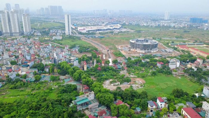 Một phần của đoạn 2 từ Hữu Hưng đến đường Nguyễn Văn Luyện mới bắt đầu thi công từ đầu năm nay.