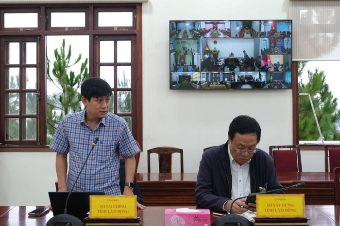 Đại diện lãnh đạo Sở Tài chính báo cáo tiến độ thực hiện tình hình giải ngân vốn đầu tư công