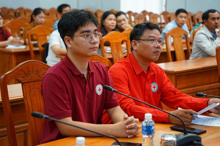 Ông Kim Đê (bên phải), Phó Chủ tịch Hội Chữ thập đỏ Lâm Đồng và đại diện Trung ương Hội Chữ thập đỏ Việt Nam dự tập huấn
