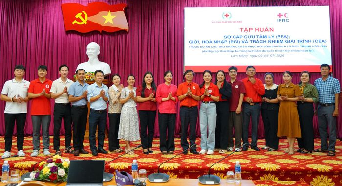 Đại biểu cùng học viên tham gia lớp tập huấn