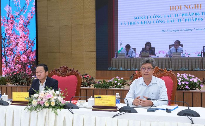 Tỉnh ủy viên, Phó Chủ tịch UBND tỉnh Nguyễn Minh cùng Phó Giám đốc Sở Tư pháp Trần Thanh Tài chủ trì tại đầu cầu Lâm Đồng