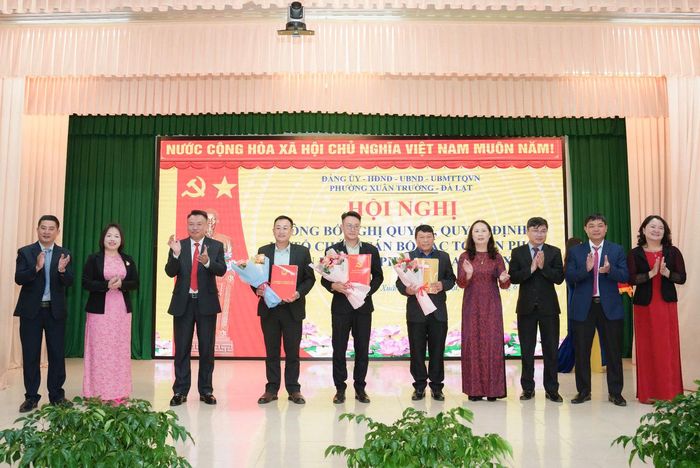Trao quyết định thành lập tổ dân phố mới