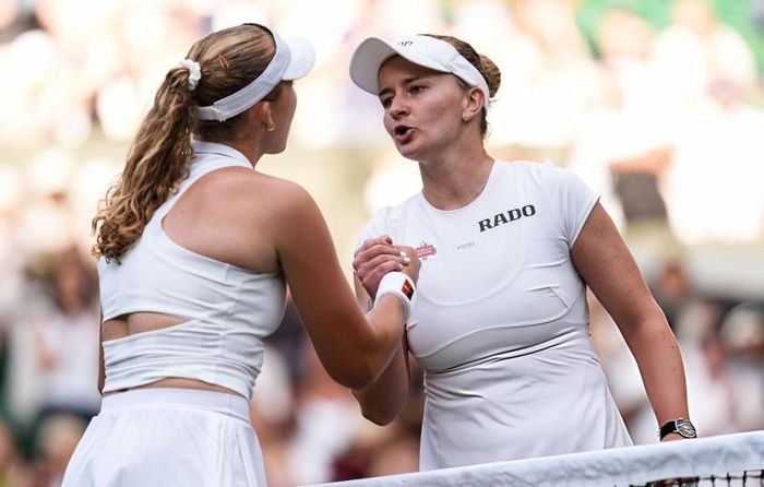 Phải gặp Barbora Krejcikova (phải) ở những vòng đầu tiên tại Wimbledon là trải nghiệm không hề dễ chịu với bất kì tay vợt nào.