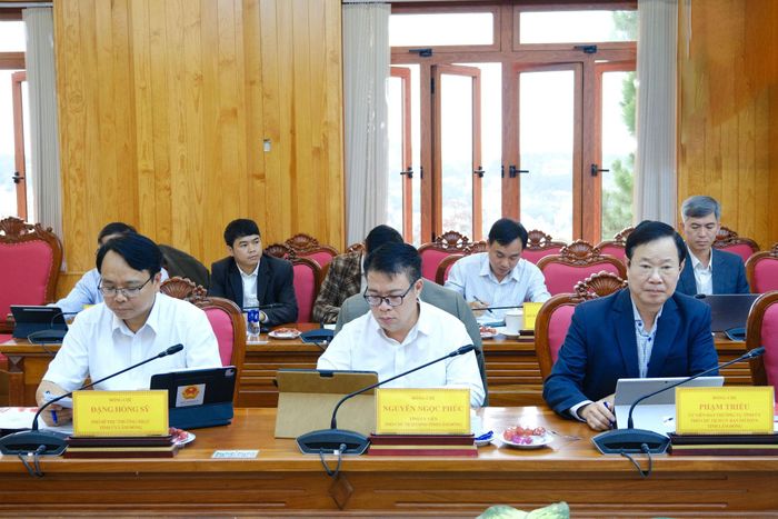 Các đồng chí: Đặng Hồng Sỹ, Phó Bí thư Tỉnh ủy; Nguyễn Ngọc Phúc, Phó Chủ tịch UBND tỉnh; Phạm Triều, Phó Chủ tịch Thường trực Ủy ban MTTQ Việt Nam tỉnh tham dự buổi làm việc