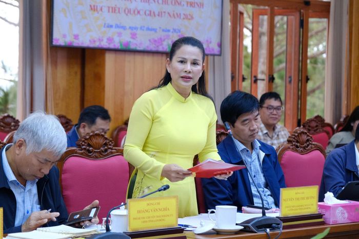 Bà Nguyễn Thị Thu Hường, Giám đốc Sở Dân tộc và Tôn giáo báo cáo tiến độ thực hiện chương trình MTQG
