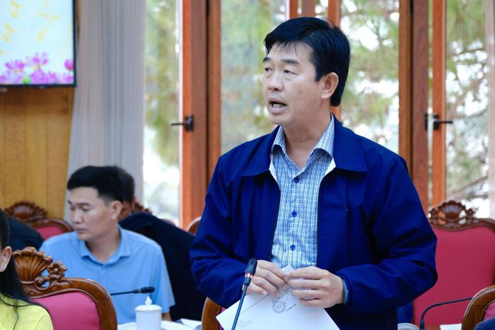 Giám đốc Sở Nông nghiệp và Môi trường Phan Nguyễn Hoàng Tân giải trình về vấn đề chuyển nguồn vốn các chương trình tại địa bàn