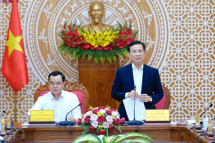 Ủy viên Ban Chấp hành Trung ương Đảng, Bộ trưởng Bộ Dân tộc và Tôn giáo Nguyễn Đình Khang và Ủy viên Ban Chấp hành Trung ương Đảng, Phó Bí thư Tỉnh ủy, Chủ tịch UBND tỉnh Lâm Đồng Hồ Văn Mười đồng chủ trì buổi làm việc