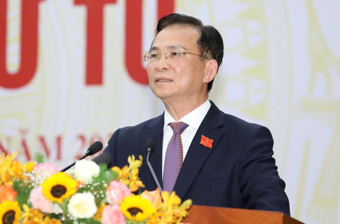 Đồng chí Hồ Văn Mười, Ủy viên Ban Chấp hành Trung ương Đảng, Phó Bí thư Tỉnh ủy, Chủ tịch UBND tỉnh phát biểu tiếp thu, làm rõ thêm các ý kiến đại biểu đã nêu ra tại phiên thảo luận