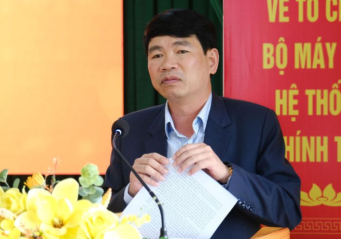 Đại diện lãnh đạo UBND xã Lạc Dương báo cáo khái quát tình hình phát triển kinh tế - xã hội trên địa bàn