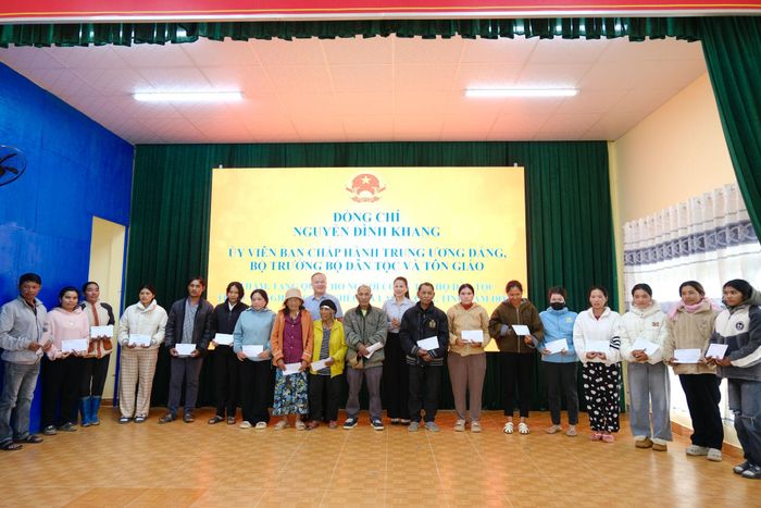Đại diện lãnh đạo đoàn công tác trao tặng quà cho các hộ gia đình khó khăn