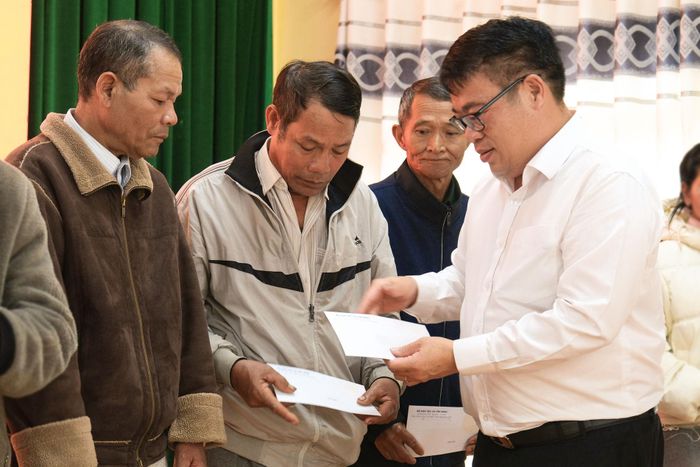 Đồng chí Nguyễn Ngọc Phúc, Phó Chủ tịch UBND tỉnh tặng quà cho các hộ gia đình