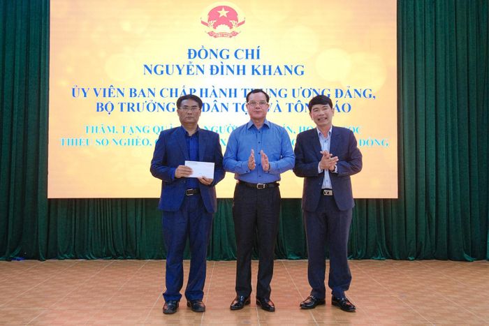 Bộ trưởng Bộ Dân tộc và Tôn giáo Nguyễn Đình Khang trao quà cho tập thể UBND xã Lạc Dương