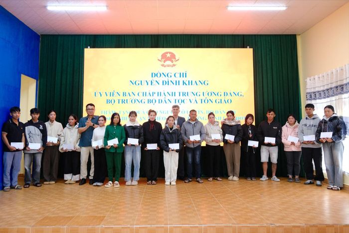 Đại diện lãnh đạo đoàn công tác trao tặng quà cho các hộ gia đình khó khăn