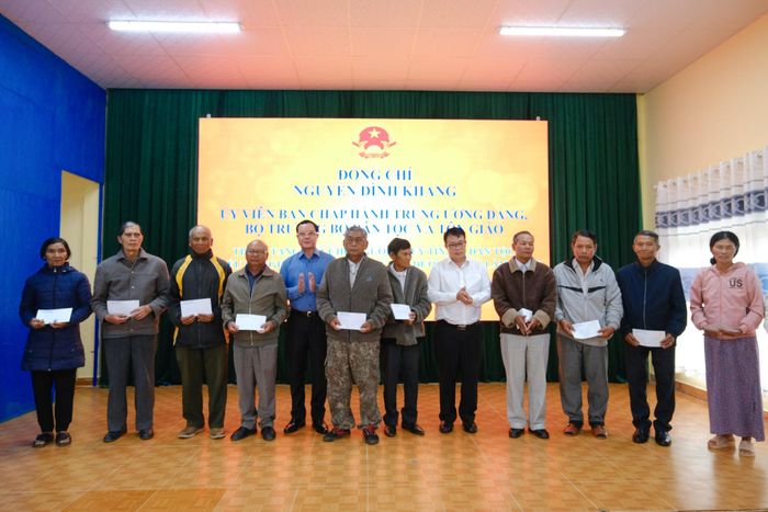 Bộ trưởng Bộ Dân tộc và Tôn giáo Nguyễn Đình Khang và đồng chí Nguyễn Ngọc Phúc, Phó Chủ tịch UBND tỉnh trao tặng quà cho các hộ gia đình khó khăn