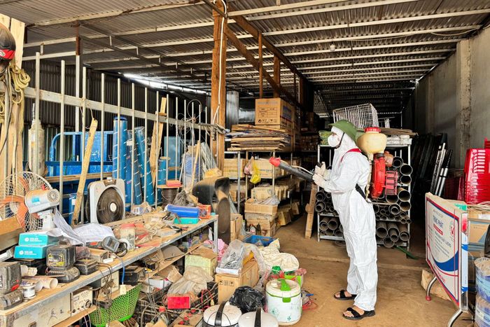 Lực lượng y tế Đoàn Kinh tế - Quốc phòng 720 tham gia phun hóa chất diệt muỗi, góp phần khống chế, ngăn chặn dịch sốt xuất huyết lây lan, bùng phát