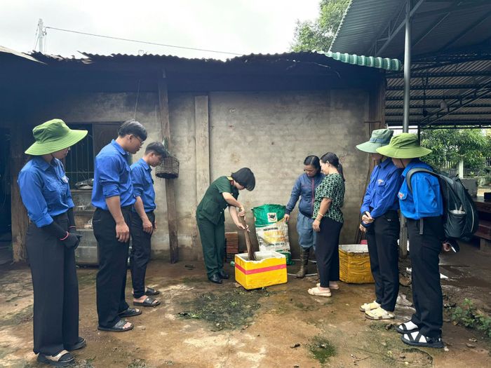 Các y, bác sĩ bệnh xá và đoàn viên, thanh niên Đoàn Kinh tế - Quốc phòng 720 tuyên truyền, hướng dẫn các biện pháp phòng, chống sốt xuất huyết cho người dân trong vùng dự án