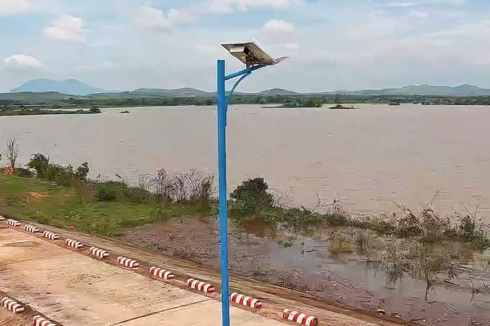 Hồ Ba Bàu, một trong những hồ chứa thủy lợi của tỉnh đang được đơn vị chuyên môn theo dõi, bảo đảm an toàn